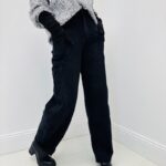 Jean Coupe Barrel Noir – Modernité Oversize & Silhouette Structurée