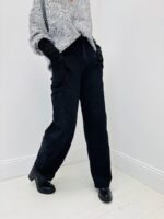 Jean Coupe Barrel Noir – Modernité Oversize & Silhouette Structurée