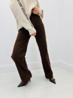 Jean Coupe Flared Chocolat – Silhouette Élancée & Style Chic – Image 4