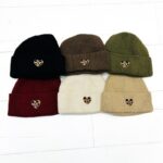 Bonnet Cœur Léopard – Doux, Tendance & Parfait pour l’Hiver