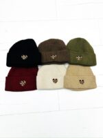 Bonnet Cœur Léopard – Doux, Tendance & Parfait pour l’Hiver
