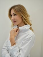 Chemise Blanche Col Volanté Coton – Élégance Moderne & Détail Couture – Image 3