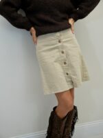 Jupe Velours Côtelé Boutonnée – Style Rétro Chic & Douceur d’Hiver