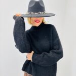 Pull Maille Douce avec détail doré – Col montant chic & toucher cosy