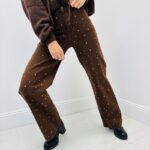 Jean Wide Leg Clouté – Silhouette Moderne & Détails Dorés Tendance