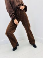 Jean Wide Leg Clouté – Silhouette Moderne & Détails Dorés Tendance