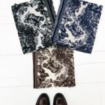 Écharpe Triangle – Motif Toile de Jouy Chic & Douceur Délicate
