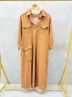 Robe-chemise denim souple camel avec mini pochette – Tendance chic grande taille – Image 3