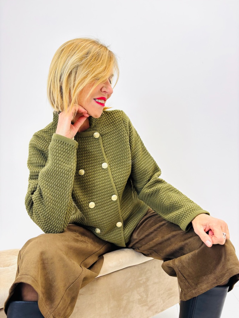 24112025-001 Pull/Gilet VOSCAR – Maille Texturée & Boutons Dorés (Marque ANGE) – Image 1