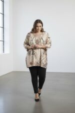 Pull grande taille imprimé étoiles dorées – Chic, fluide & lumineux – Image 2