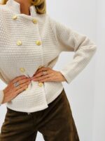 Pull/Gilet VOSCAR – Maille Texturée & Boutons Dorés (Marque ANGE) – Image 4