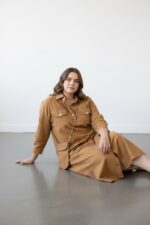 Robe-chemise denim souple camel avec mini pochette – Tendance chic grande taille – Image 2