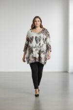 Pull “Wild at Heart” – Imprimé léopard & cœurs patchwork, coupe fluide grande taille