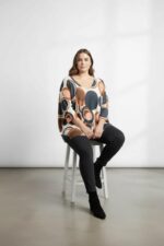 Tunique graphique fluide – Modernité, couleurs chaleureuses & confort absolu – Image 4