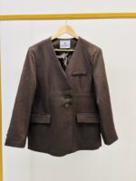 Blazer Chocolat Sans Col – Coupe Droite Chic & Boutonnage Moderne – Image 3