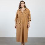 Robe-chemise denim souple camel avec mini pochette – Tendance chic grande taille