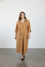 Robe-chemise denim souple camel avec mini pochette – Tendance chic grande taille