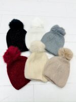 Bonnet à Pompon Doux & Brillant – Maille Hiver Féminine – Image 2