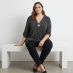 Haut Noir Chic à Col V – Élégance Grande Taille avec Broche Dorée