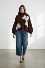 Pull Col Roulé Grande Taille – Motif Fleurs Texturées, Coupe Ample & Style Élégant – Image 4