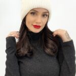 Bonnet à Pompon Doux & Brillant – Maille Hiver Féminine