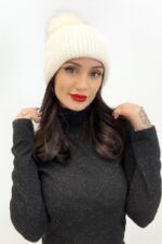 Bonnet à Pompon Doux & Brillant – Maille Hiver Féminine