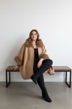 Cape suédine avec col et manches fausse fourrure – Grande Taille – Image 2