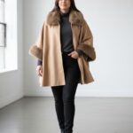 Cape suédine avec col et manches fausse fourrure – Grande Taille