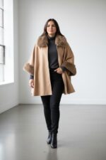 Cape suédine avec col et manches fausse fourrure – Grande Taille