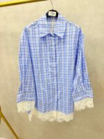 Chemise grande taille femme – Motif carreaux bleu & finitions dentelle | Style chic et tendance – Image 3