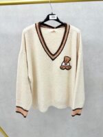 Pull grande taille femme – Maille douce crème, col V rayé & patch ourson | Style cosy tendance – Image 3