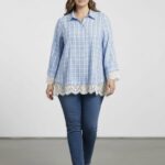 Chemise grande taille femme – Motif carreaux bleu & finitions dentelle | Style chic et tendance