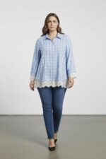 Chemise grande taille femme – Motif carreaux bleu & finitions dentelle | Style chic et tendance
