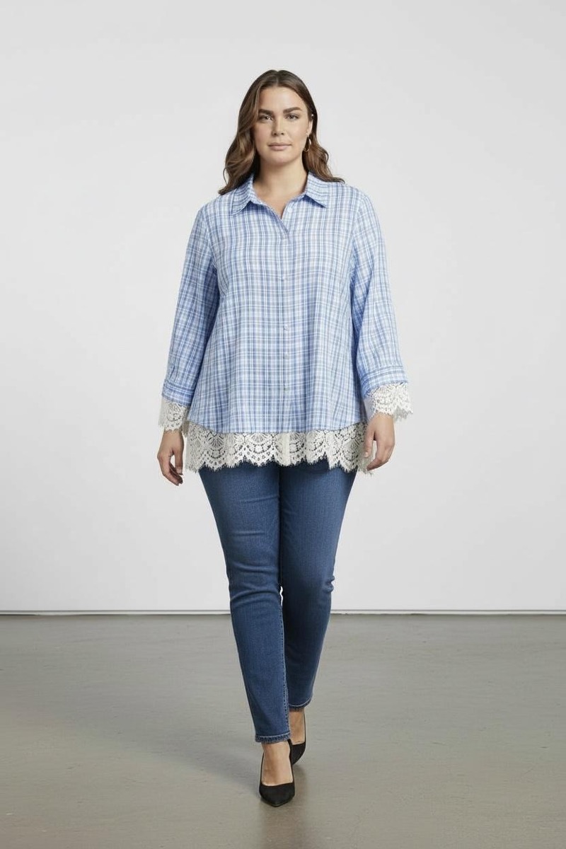 28112025-002 Chemise grande taille femme – Motif carreaux bleu & finitions dentelle | Style chic et tendance – Image 1