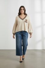 Pull grande taille femme – Maille douce crème, col V rayé & patch ourson | Style cosy tendance – Image 2