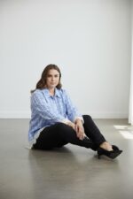 Chemise grande taille femme – Motif carreaux bleu & finitions dentelle | Style chic et tendance – Image 2