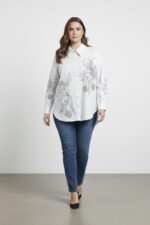 Chemise grande taille femme – Blanche à imprimé floral noir | Coupe oversize fluide et élégante – Image 2