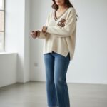 Pull grande taille femme – Maille douce crème, col V rayé & patch ourson | Style cosy tendance