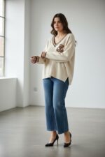 Pull grande taille femme – Maille douce crème, col V rayé & patch ourson | Style cosy tendance