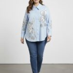 Chemise grande taille femme – Blanche à imprimé floral noir | Coupe oversize fluide et élégante