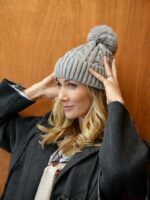 Bonnet Torsadé avec Pompon – Doux, Chaud & Ultra Tendance – Image 4