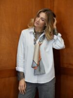 Foulard Satin Touché Soie – Élégance Graphique & Douceur Luxueuse – Image 2