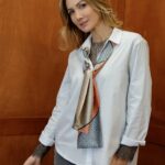 Foulard Satin Touché Soie – Élégance Graphique & Douceur Luxueuse