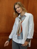 Foulard Satin Touché Soie – Élégance Graphique & Douceur Luxueuse