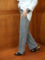 Jeans Gris Droit Wide Leg Clouté – Coupe Moderne & Détails Métalliques