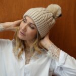 Bonnet Torsadé avec Pompon – Doux, Chaud & Ultra Tendance