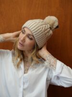 Bonnet Torsadé avec Pompon – Doux, Chaud & Ultra Tendance