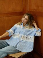 Chemise Rayée Bleu & Blanche En Coton – Finitions Dentelle Brodée Made in Italy – Image 4