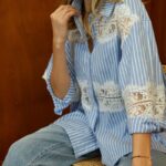 Chemise Rayée Bleu & Blanche En Coton – Finitions Dentelle Brodée Made in Italy