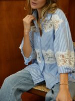 Chemise Rayée Bleu & Blanche En Coton – Finitions Dentelle Brodée Made in Italy